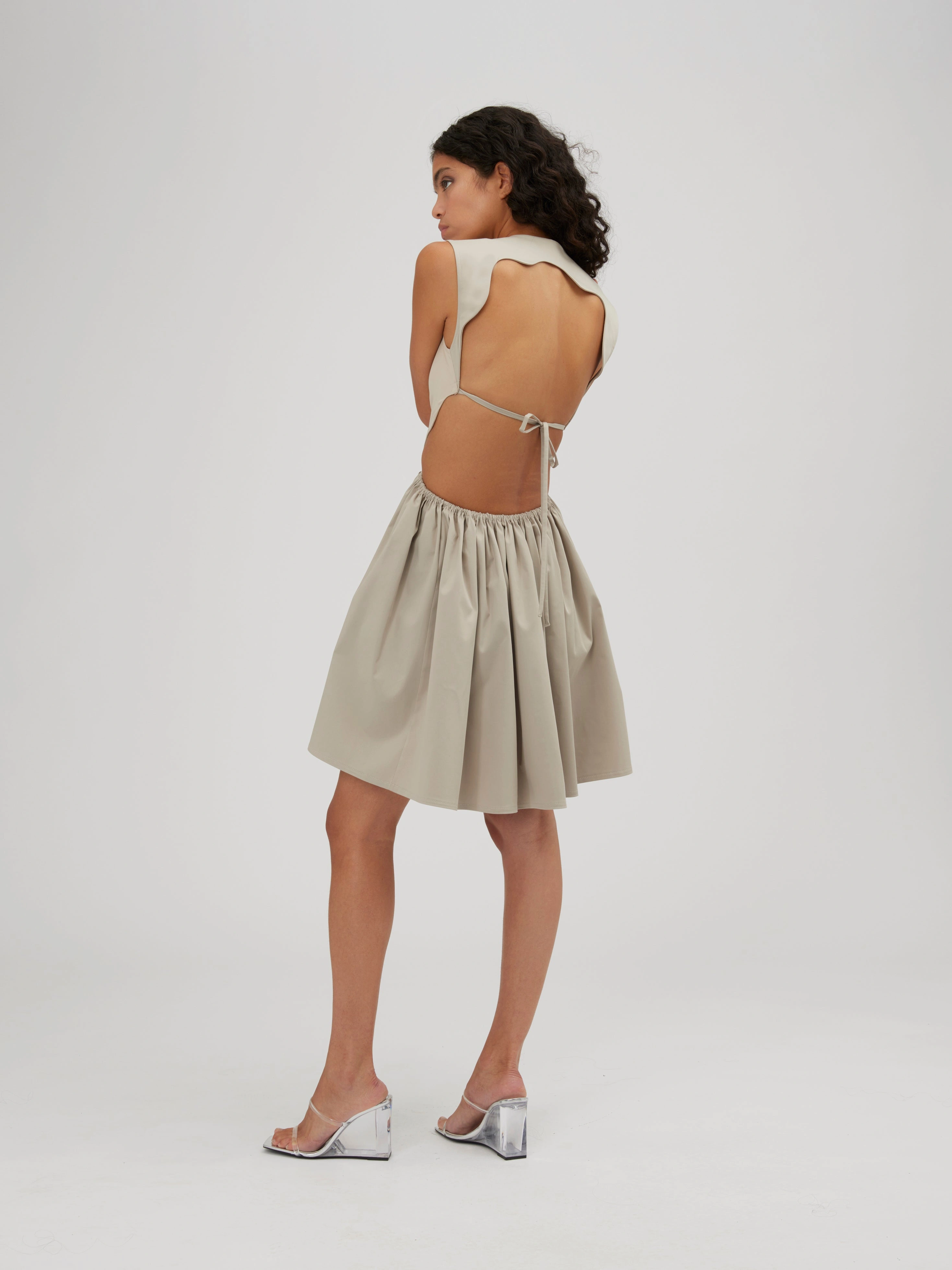 YSABELLA Kleid: Zeitlose Eleganz trifft auf modernen Chic, ein Must-Have für jeden Anlass.